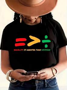 1 camiseta con la frase "La igualdad es mayor que la división" - Camiseta llamativa para mujer en color negro - Camiseta de manga corta, corte ajustado y con diseño casual, que presenta un llamativo texto en rojo, verde y amarillo junto con un símbolo de igualdad. |   Muy adecuado para expresar las propias opiniones. |   Adecuado para uso diario informal, una sola prenda pesa 180g, 100% algodón. - Negro - Ver 6