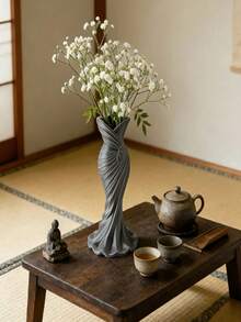 一个白色塑料花瓶，不易碎，适合插郁金香、玫瑰和其他鲜花。是家居装饰、客厅/餐桌礼品、生日派对、毕业典礼、房间装饰和婚礼派对的理想之选。 - A - 查看 9