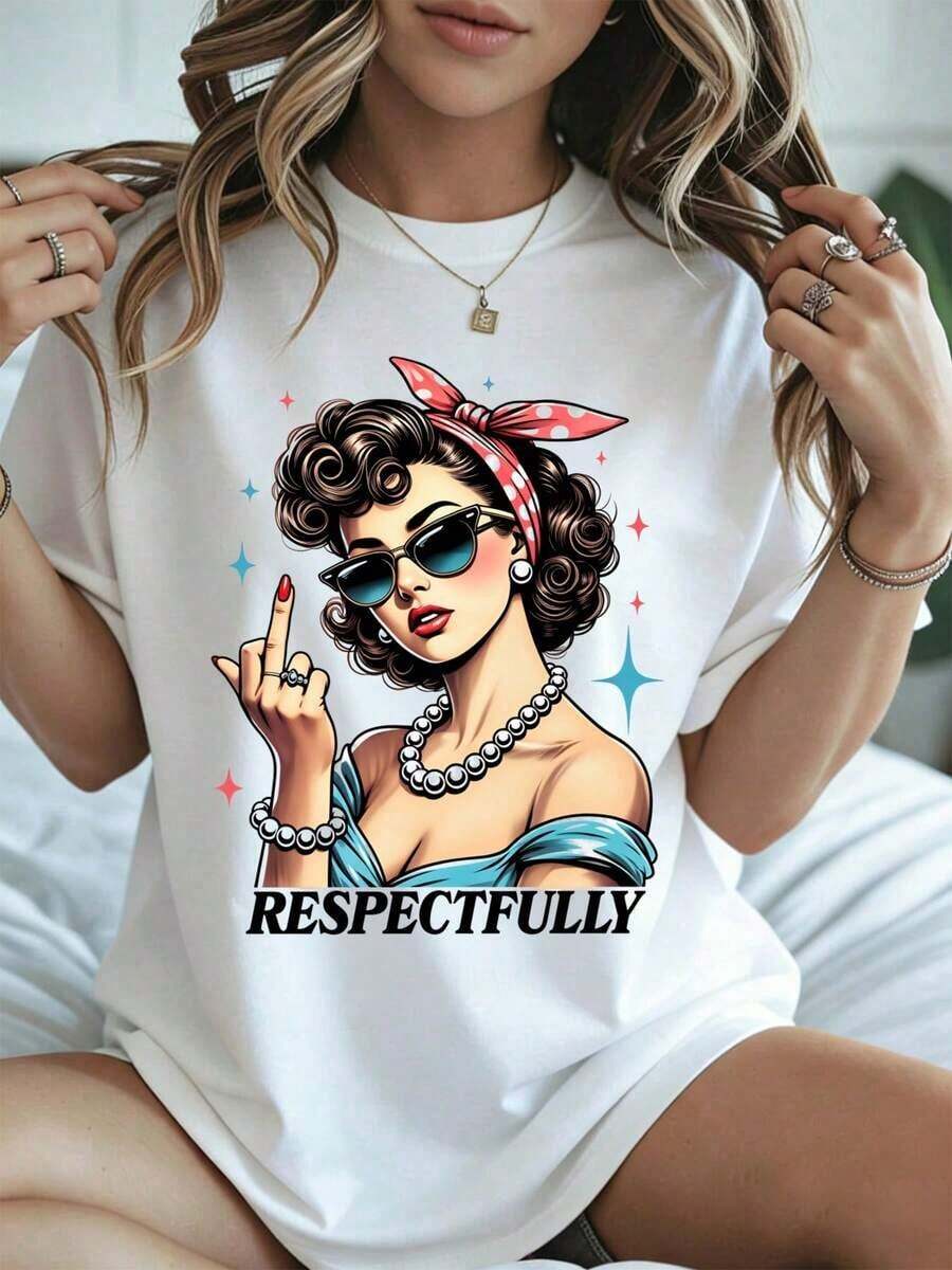 Elegante y casual para mujer, manga corta, camiseta casual de verano con estampado vintage de chica pin-up con gafas de sol y pañuelo rojo, texto negro respetuoso para uso diario y actividades de ocio. - Blanco - Ver 1