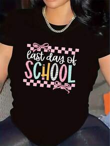 La camiseta "Last-Day" de Simple Design es duradera y cómoda, ideal para fiestas, con un interesante diseño de patrones que incluye lazos y cuadros, perfecta para quienes buscan ropa elegante y ligera. Elegante y Práctica para el Verano. - Negro - Ver 1