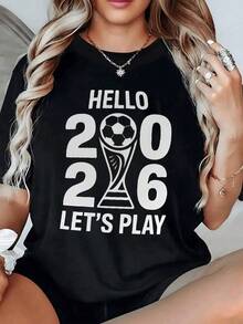 Figura inspirada en la energía del fútbol mundial representando el entusiasmo del año 2026 con balón y copa que simbolizan pasión fuerza y unión entre culturas camiseta de mujer cómoda para uso diario y ocasiones deportivas elegantes - Negro - Ver 1