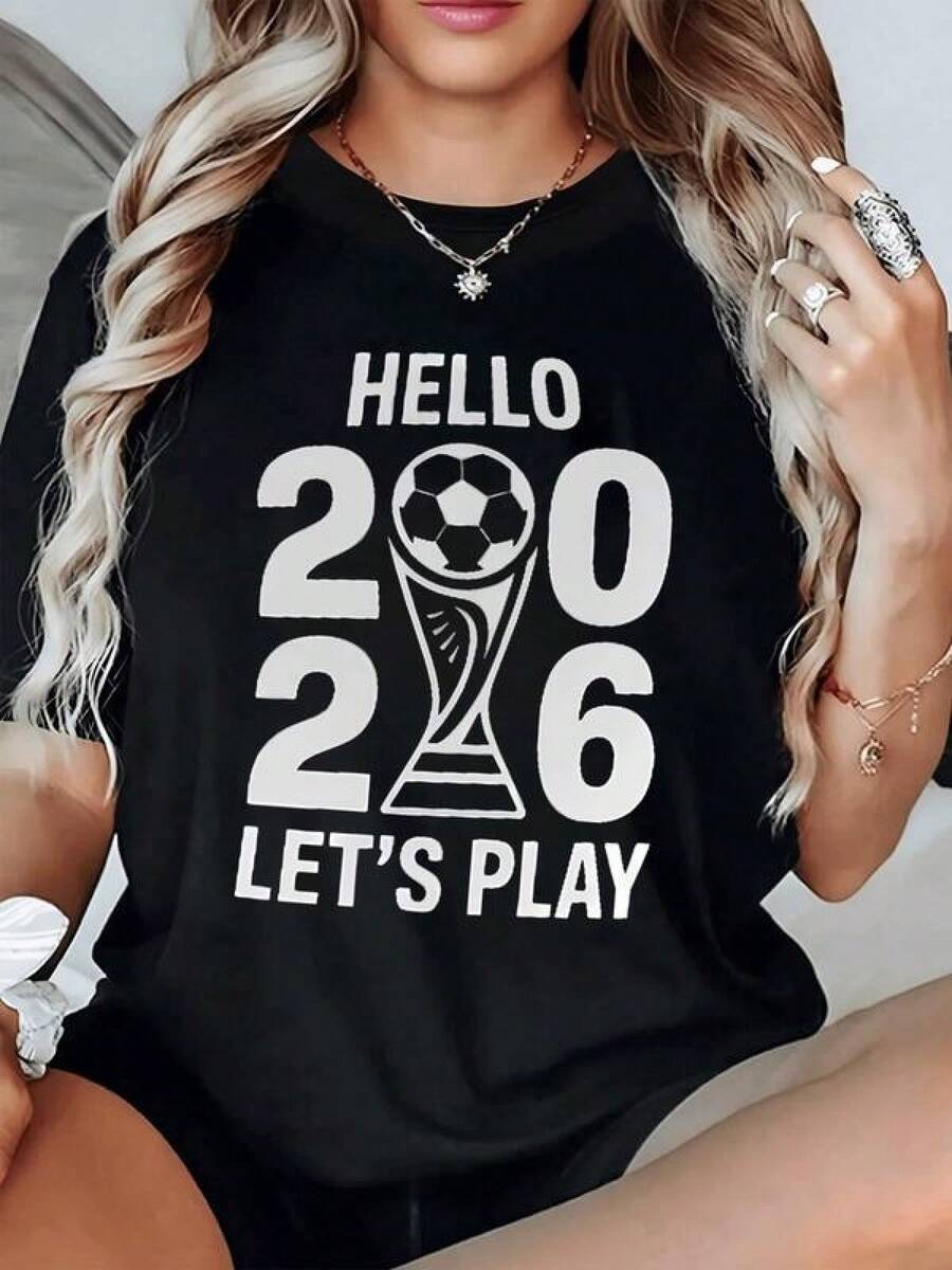 Figura inspirada en la energía del fútbol mundial representando el entusiasmo del año 2026 con balón y copa que simbolizan pasión fuerza y unión entre culturas camiseta de mujer cómoda para uso diario y ocasiones deportivas elegantes - Negro - Ver 1