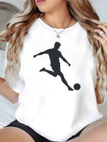 Figura de jugador pateando un balón representa energía pasión y movimiento mostrando la fuerza del deporte y el espíritu competitivo camiseta de mujer casual moderna cómoda para uso diario - Negro - Ver 6