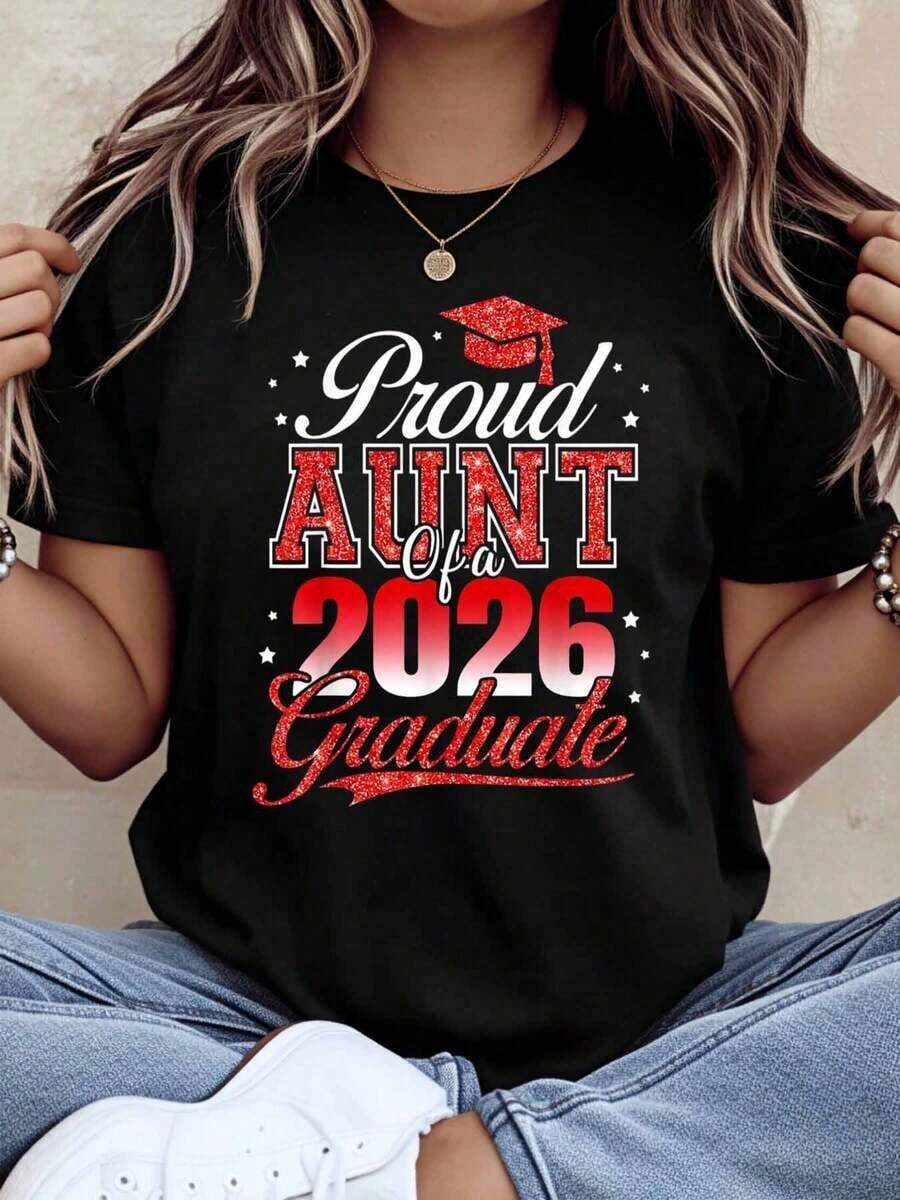 Camiseta "Tía Orgullosa de un Graduado de 2026", Regalo de Celebración de Graduación para Familiares, Camiseta de algodón suave de 220g, adecuada para uso diario en la universidad. - Negro - Ver 1