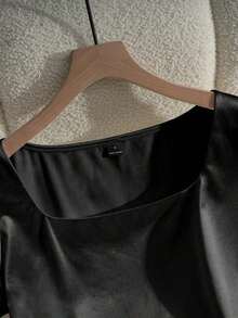 Blusa casual elegante de satén con cuello cuadrado francés, mangas de pétalos y pliegues, adecuada para ir al trabajo, uso diario, reuniones y fiestas, primavera/verano - Negro - Ver 4