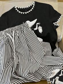 Conjunto de camiseta de manga corta con cuello redondo y estampado de oso de dibujos animados, y pantalones a rayas con cordón en la cintura para mujer - Negro - Ver 1