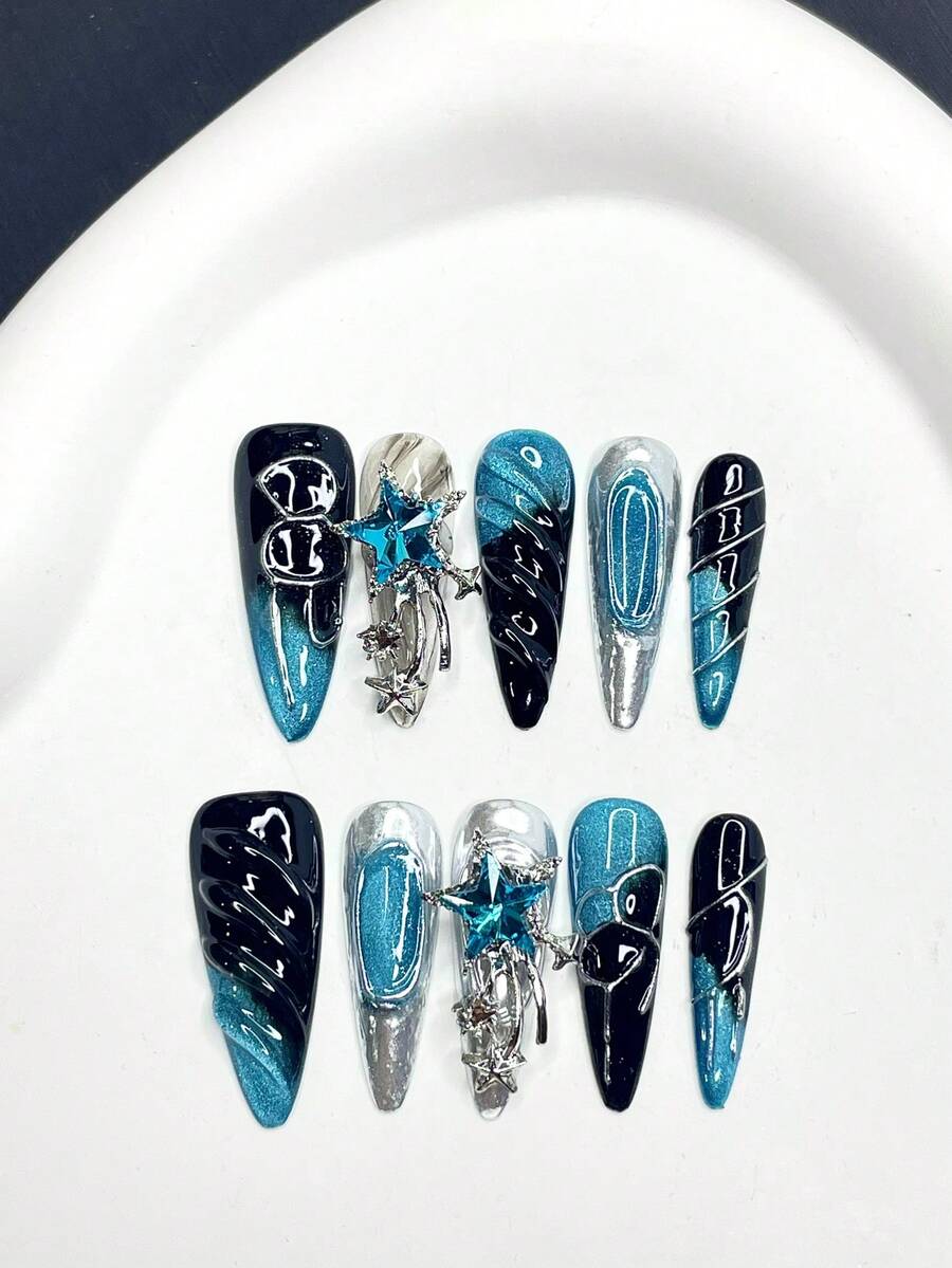 Uñas postizas de estilo Y2K azul y negro, con forma de stiletto larga, decoradas con cristales de strass en 3D y cadena de plata. Uñas brillantes y punk, reutilizables y usables. Uñas postizas de estilo Y2K cool y grunge, con base degradada de negro y azul, decoradas con cristales de strass azules en 3D y ornamento de cadena de plata, con arte lineal dibujado a mano, forma de stiletto larga y acabado brillante para usar en salidas nocturnas y streetwear.