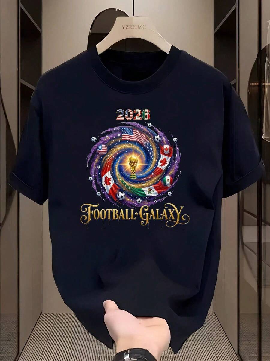 Camiseta de fútbol con temática de la Copa Mundial 2026, blanca, de manga corta, estampada con las banderas de Estados Unidos, Canadá y México y el patrón del trofeo de la Copa Mundial, un atuendo imprescindible para los aficionados al fútbol. Adecuado tanto para hombres como para mujeres, una camiseta de manga corta ideal para el hogar, uso diario, fiestas y viajes-perfecta como regalo para amigos o familiares. - Negro - Ver 1