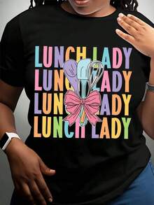 Camiseta de manga corta para el personal de la cafetería, con diseño colorido de utensilios de cocina y lazo, ideal para trabajadores de cafeterías escolares, entusiastas de la cocina y profesionales del servicio de alimentos. Regalo perfecto para maestros y personal de la cafetería, camiseta de verano. - Negro - Ver 2