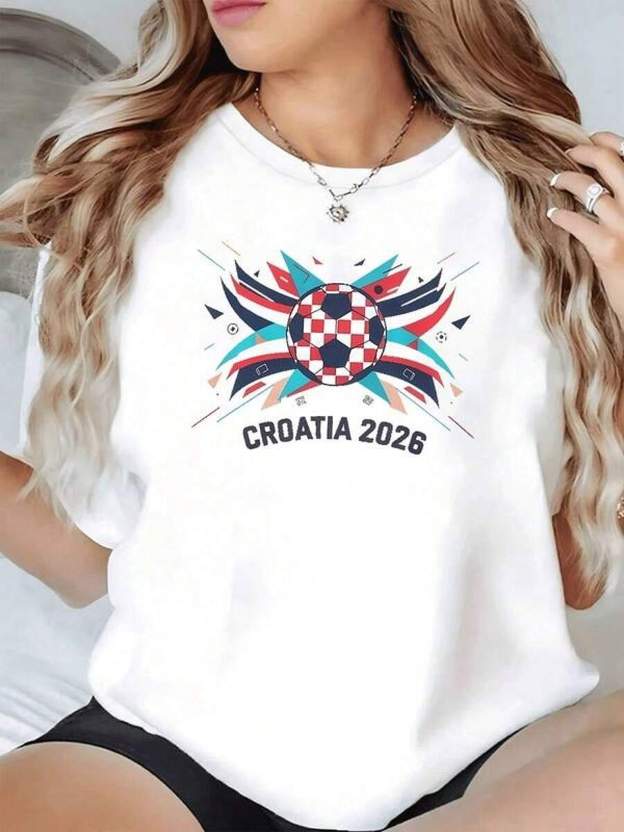 Balón de fútbol con patrón ajedrezado rojo y blanco que simboliza la pasión deportiva y la energía nacional de Croacia acompañado del texto CROATIA 2026 camiseta de mujer casual moderna cómoda para aficionadas al deporte - Negro - Ver 1