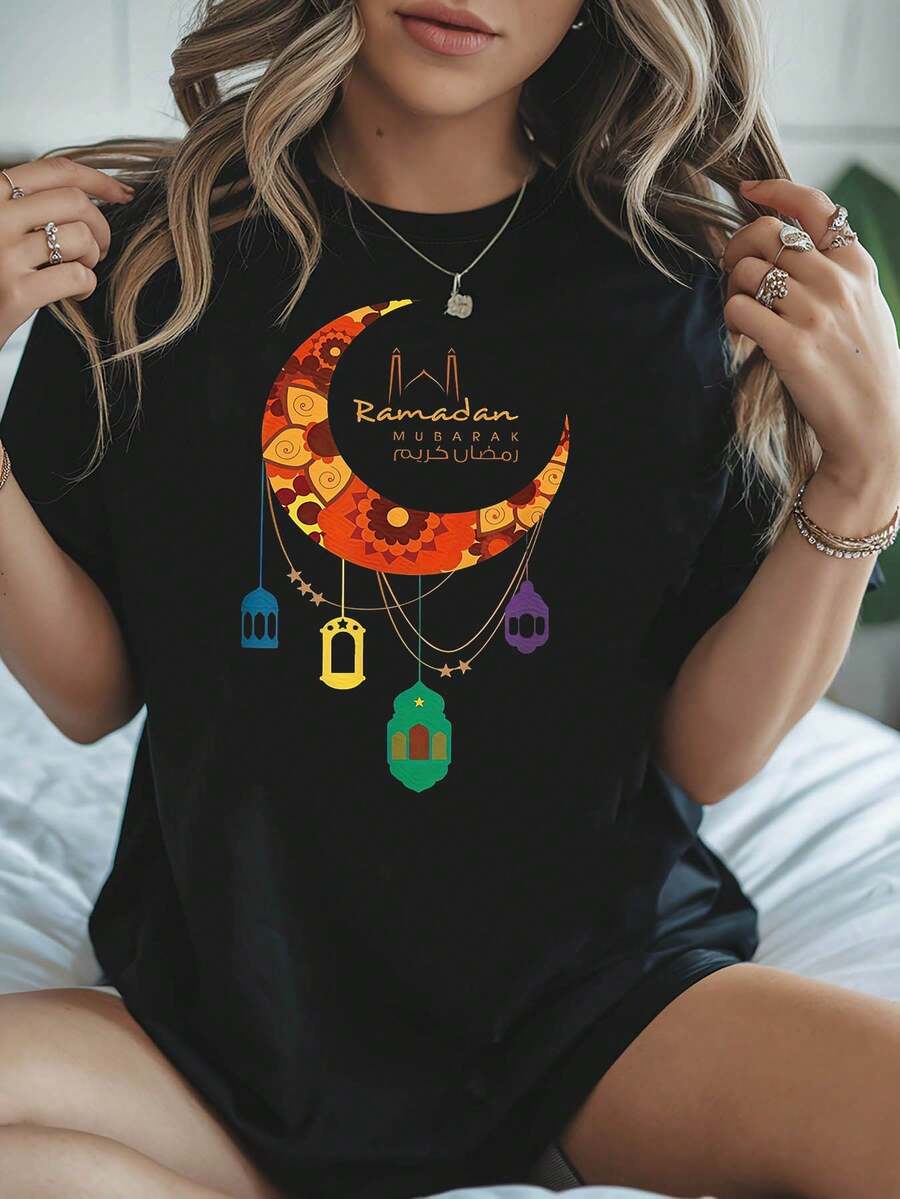 Camiseta de Mujer con Estampado Gráfico Árabe de Linterna Colorida y Luna Naranja, Ramadán Mubarak, Manga Corta, Cuello Redondo, Casual, Primavera-Verano, para Uso Diario, Regalo para las Fiestas - Negro - Ver 1