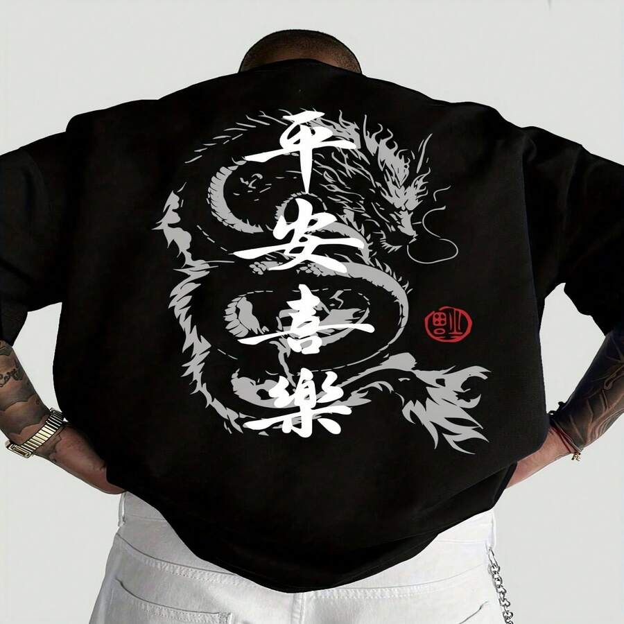 Esta elegante camiseta negra de manga corta, especialmente dise? para el Día de la Independencia y el Día del Padre, luce un exquisito dise?o de dragón blanco y una caligrafía china única que resalta tu personalidad. El detalle del escudo rojo en la espalda es ideal para los amantes del deporte informal. Esta sudadera transpirable es cómoda para el uso diario y también está disponible en tallas grandes. - Negro - Ver 1