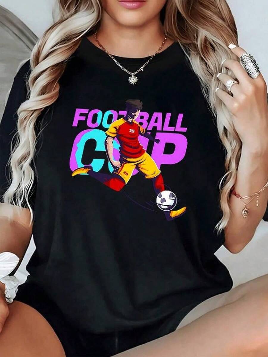 Jugador dinámico golpeando el balón representando pasión energía y espíritu deportivo junto a letras vibrantes que evocan la emoción de la competencia y la celebración del fútbol camiseta de mujer casual cómoda para amantes del deporte - Negro - Ver 1