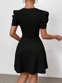 Vestido romántico de manga corta para mujeres para fiestas de verano, vacaciones y el trabajo - Negro - Ver 2