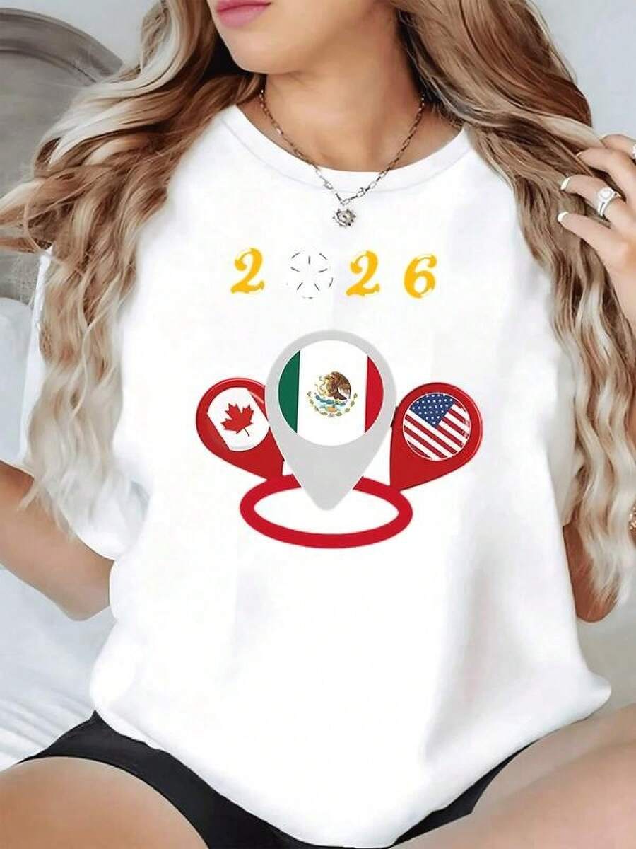 Símbolos que representan la unión deportiva entre México Canadá y Estados Unidos con un balón y el número 2026 evocando la pasión del fútbol y la confraternidad continental camiseta de mujer moderna y cómoda para uso casual - Negro - Ver 1