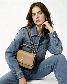 Michael Kors MK Delancey liten handväska crossbodyväska för kvinnor, axelväska med klaff, topphandtag och loggmönster - Kamel - Visa 2