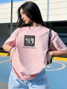 T-Shirt With "Never Give Up" Slogan And Bandana Design.  Short-Sleeved T-Shirt For Spring/Summer 2026, Made In Mexico, 180 Grams. Cartoon Print, Couple Design, Suitable For Indoor Or Outdoor Wear. Crew Neck, Unisex, Ideal For The Office And Leisure. One-Pack. - PK-P631577SLNDXZGY568 - 查看 3