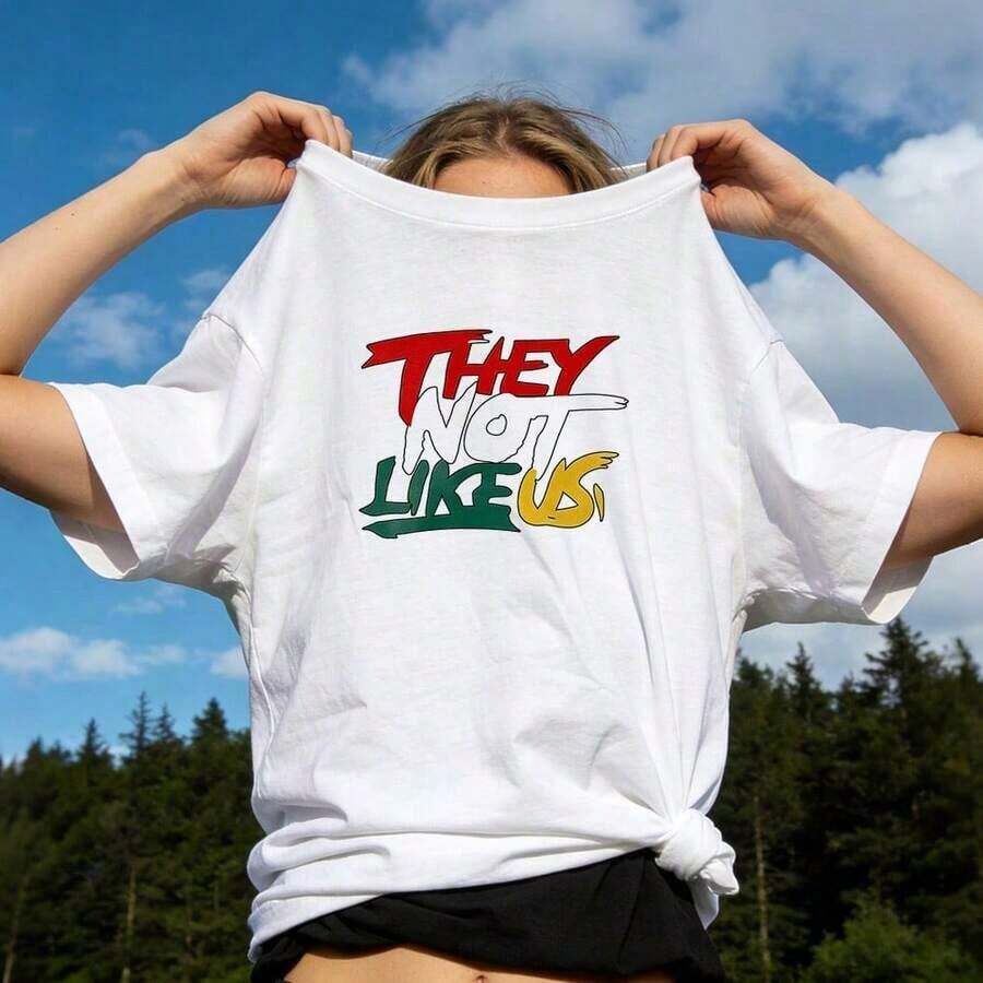 Women's & Men's Summer Clothing For Women, Casual Soft Cotton T-Shirt With Round Neck, Contrasting Graffiti Letter Print With The Phrase "THEY NOT LIKE US". White. - 白色 - 查看 1