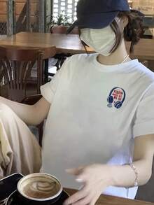 A T-Shirt With A Print Of Blue Headphones And Red Lettering, Designed In Y2K Style, Ideal For Women As A Casual Top, With A Round Neck And Short Sleeves For Summer. - 白色 - 查看 2