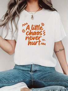 Camiseta Blanca Casual para Mujer con Texto Naranja en Mano y Elegante Estampado Curvo - Top de Manga Corta con Cuello Redondo Suave para Primavera y Verano, Camisetas para Damas - Blanco - Ver 1