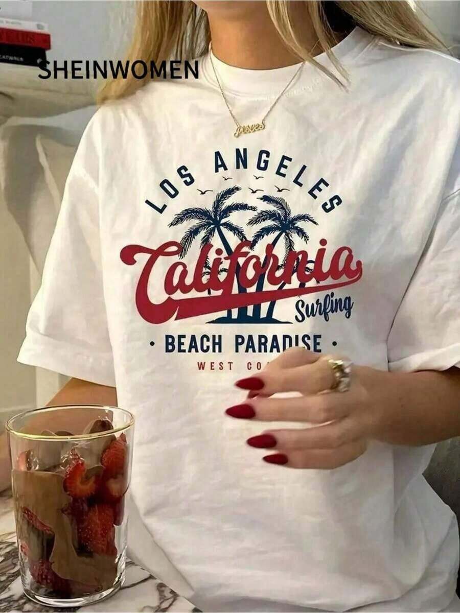 Camiseta de mujer con estampado de Los Ángeles, California, letras rojas estilo manuscrito con palmeras y el texto "Beach Paradise Surfing", impresión térmica de alta calidad, fondo estilo playa de verano. - Blanco - Ver 1