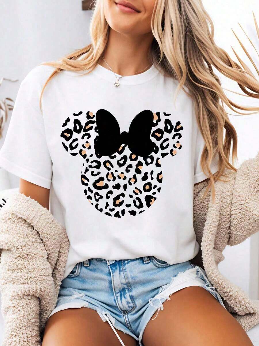Disney-Style Women's Printed T-Shirt Featuring A Cartoon Print Of Minnie Mouse's Head In Leopard-Print Shape With A Red Bow. This Round-Neck Summer Top Is Crafted From Soft, Comfortable 100% Cotton Fabric, Perfect For Everyday Wear, Outdoor Activities, Or Shopping. It Also Makes An Ideal Choice For Women's Vacation Wear. - trắng - Xem 1