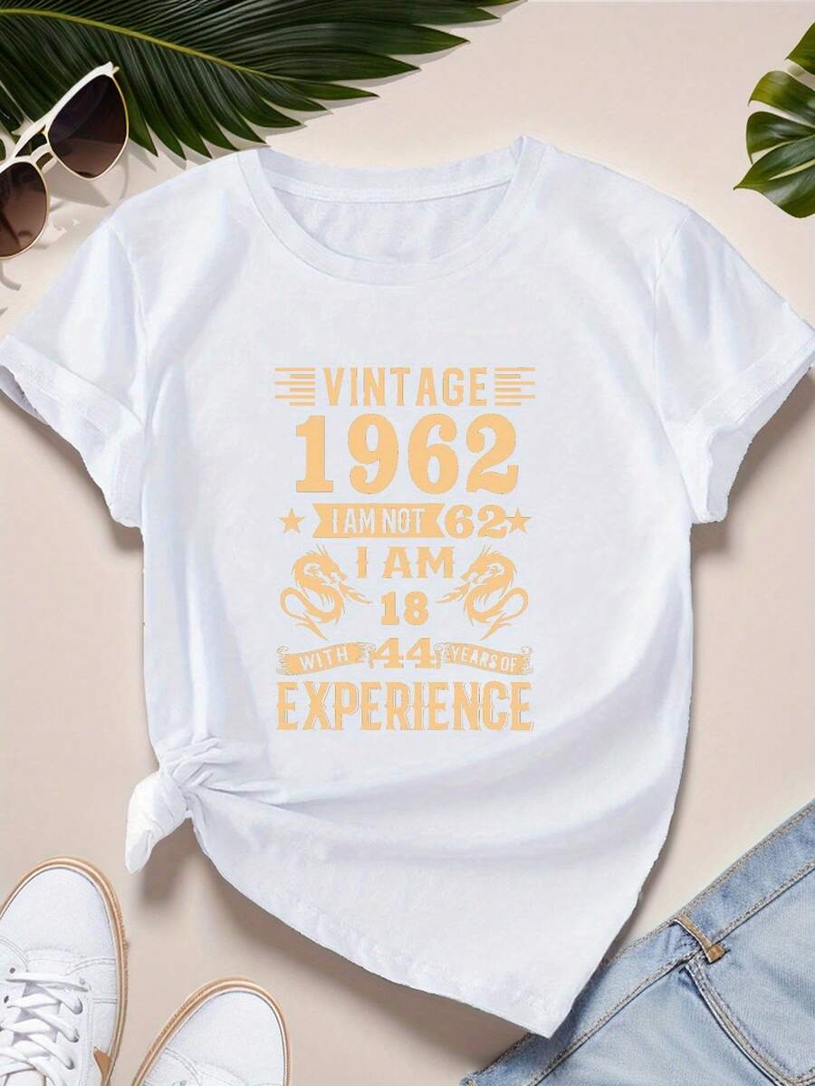 Camiseta de manga corta para mujer con estampado de dragón retro vintage de 1962 y eslogan divertido, cuello redondo, color negro, estilo casual. - Blanco - Ver 1