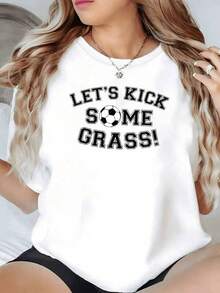 Motivo con balón de fútbol rodeado por mensaje divertido que inspira energía deportiva y actitud positiva para quienes aman el juego camiseta de mujer casual cómoda para uso diario - Negro - Ver 1