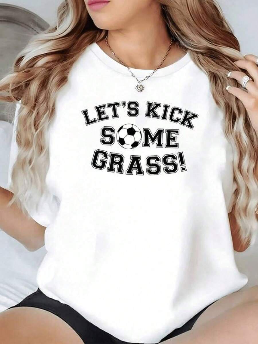 Motivo con balón de fútbol rodeado por mensaje divertido que inspira energía deportiva y actitud positiva para quienes aman el juego camiseta de mujer casual cómoda para uso diario - Negro - Ver 1