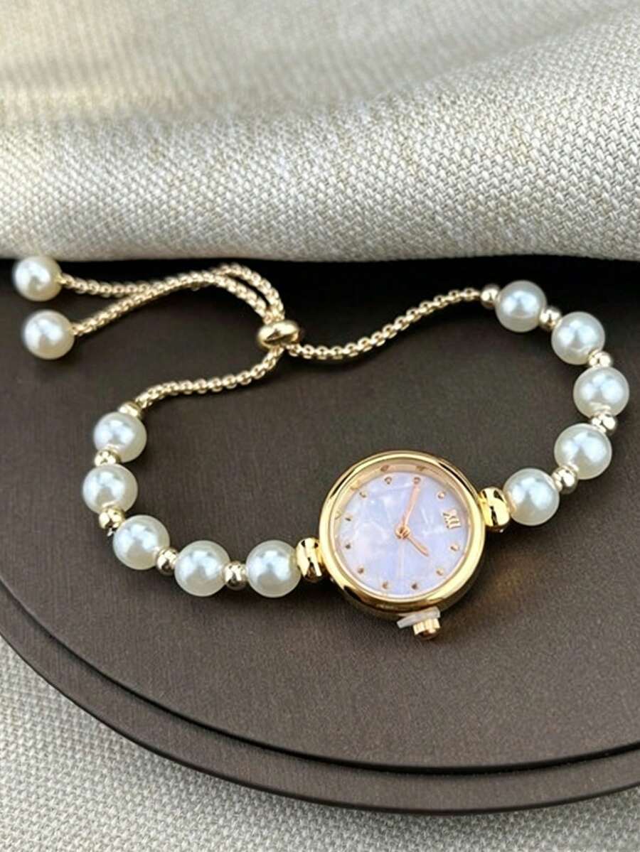 这款女士奢华珍珠手链石英腕表,采用柔和的金色合金表壳搭配珍珠手链表带,圆形表盘饰以罗马数字和水晶时标,设计优雅精致,配有可调节抽绳,适合不同手腕尺寸。属于女士腕表、珍珠首饰和优雅女士配饰系列。 - 彩色 - 查看 1