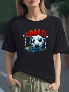 Balón de fútbol entrando en la portería con la palabra GOAL en rojo simboliza pasión victoria y energía deportiva camiseta para mujer 100% algodón cómoda y moderna - Negro - Ver 1