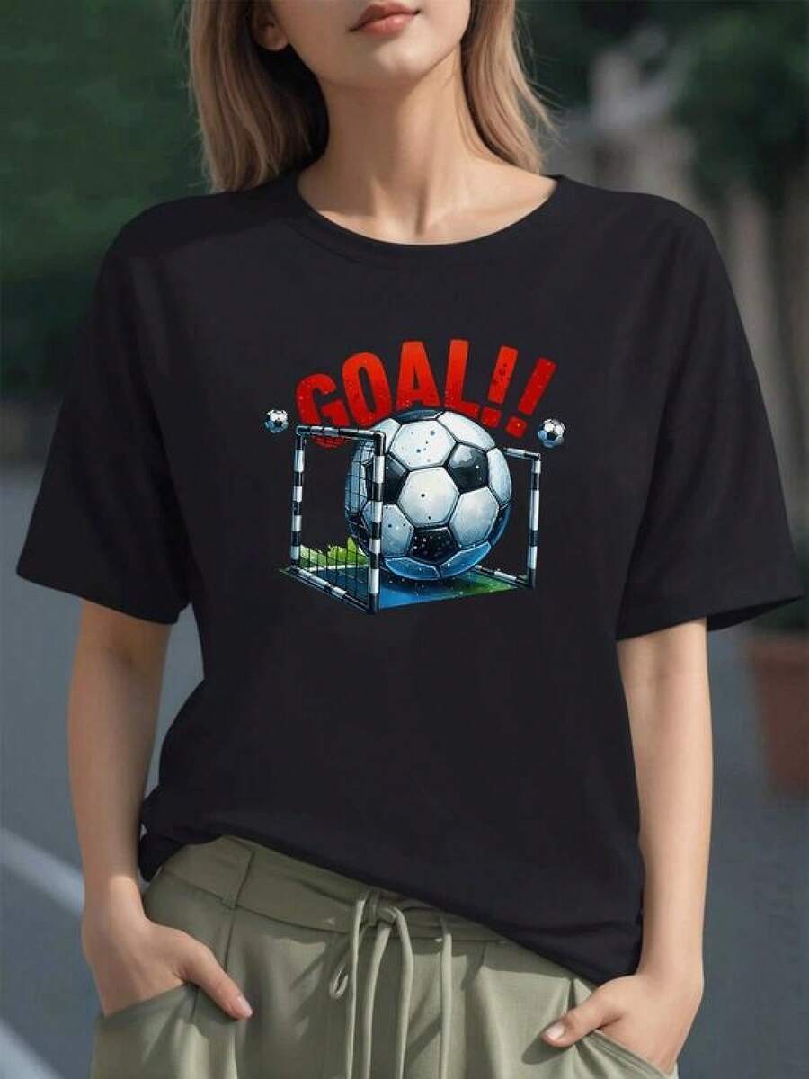 Balón de fútbol entrando en la portería con la palabra GOAL en rojo simboliza pasión victoria y energía deportiva camiseta para mujer 100% algodón cómoda y moderna - Negro - Ver 1