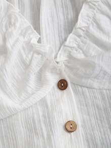 Camisa de mujer de manga corta con botones de madera, volantes y rayas verticales texturizadas en estilo retro francés, adecuada para primavera/verano, casual y citas - Blanco - Ver 6
