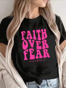 1 camiseta de mujer con la frase "Faith Over Fear", hecha de 100% algodón, de manga corta, estampada con el Salmo 56:3, diseñada para ser ligera y cómoda, adecuada para uso diario, en casa, en la iglesia o para actividades casuales. - Negro - Ver 11