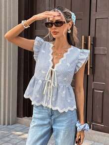 Selección de verano: Blusa de escote en V azul francés, adornada con mangas de volantes delicados, ribete de encaje con ondas, bordados exquisitos y un cordón ajustable en la cintura, esta blusa corta que realza la figura realza tu atractivo femenino con facilidad. - Azul - Ver 5