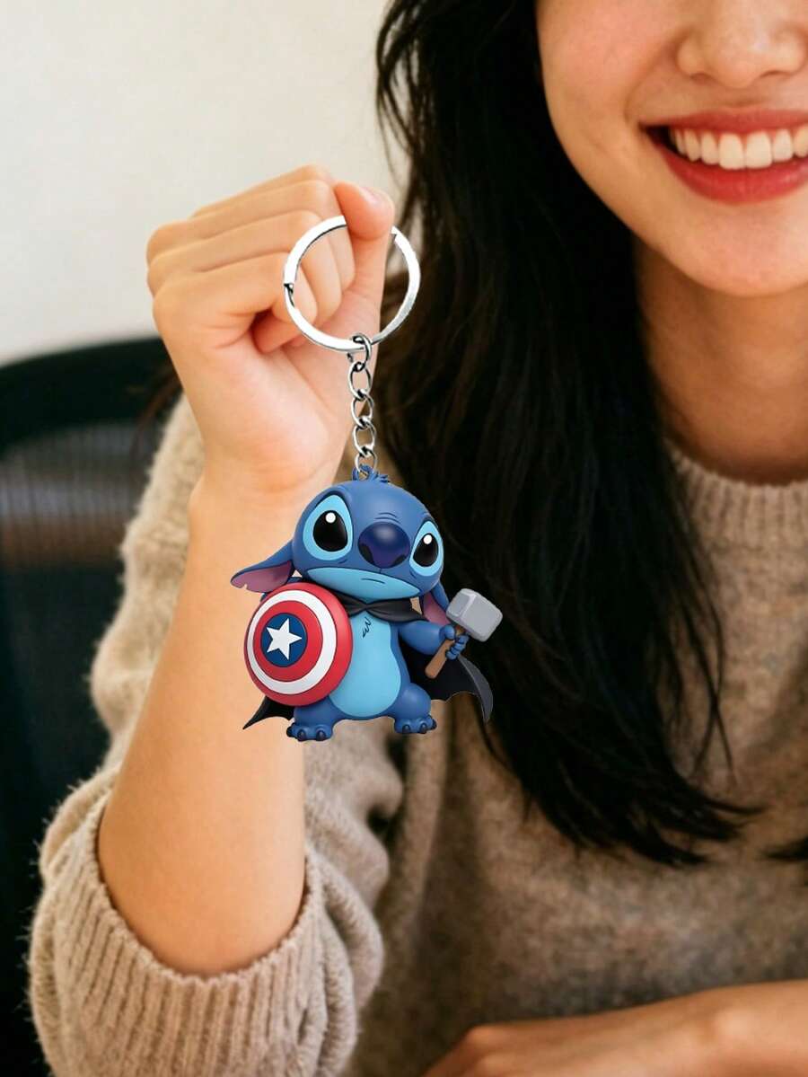 Móc khóa 3D Stitch siêu anh hùng của Disney, với hình ảnh người ngoài hành tinh màu xanh biểu tượng hóa thân thành anh hùng, cầm khiên của Thor và búa của Thor. Được làm từ nhựa bền, nhẹ với móc khóa và dây xích kim loại chắc chắn, phụ kiện vui nhộn này sẽ mang đến nét hoài cổ thú vị cho chìa khóa, túi xách hoặc ba lô của bạn. - Nhiều kiểu dáng - Xem 1