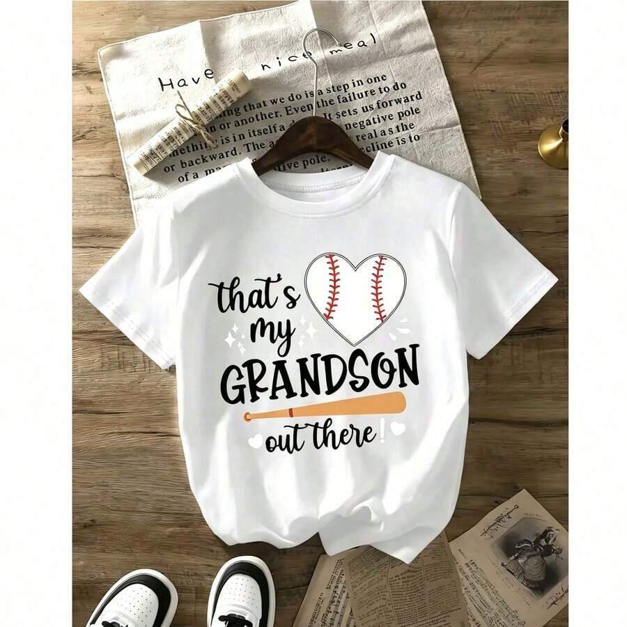 Women's Casual Baseball T-Shirt - Funny With The Phrase "That's My Grandson Out There!" Slogan And Heart Print, Vibrant Red Short-Sleeve Crew Neck Summer T-Shirt For Grandma, Soft And Breathable Fabric, Spring, Summer And Autumn Wear For Baseball Games And Family Events, Loose-Fitting Short-Sleeve T-Shirt With Washed Effect, Urban Style, Unisex, For Spring/Summer/Autumn, Valentine's Day Outfit, Summer Fashion. - 白色 - 查看 1