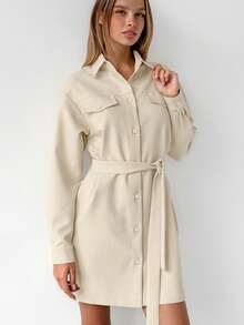 Vestido vintage estilo oficina color caqui, cuello solapa, hombros caídos, bolsillos y cinturón ajustable, ideal para otoño e invierno. - Caqui - Ver 9