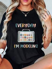 Diseño Sencillo EVERYDAY I'M MODELING Camiseta de Manga Corta para Mujer con Estampado de Texto, Cuello Redondo, Primavera/Verano, Elegante y Práctica para el Verano - Negro - Ver 1
