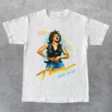 Gildan Tops T1ina Turner R 90s T-Shirt, Memories R1ip T1ina Turner T1EE Black/White Various Sizes 220G Essential Unisex Cotton T-Shirt, 220g Of Unique Softness. Designed To Fit Everyone, Men And Women Alike. Durable, High-Quality Fabric, Ready For Any Cut, Delicate To The Touch But Built To Last. Lightweight Women's Tops, Perfect For Autumn Outfits, Vacation Wear, And New Year's Costumes. - 白色 - 查看 1