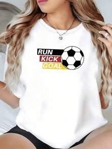 Balón de fútbol rodeado por palabras RUN KICK GOAL que simbolizan energía movimiento y pasión por alcanzar metas personales y deportivas camiseta de mujer casual cómoda para fanáticas del deporte - Negro - Ver 1