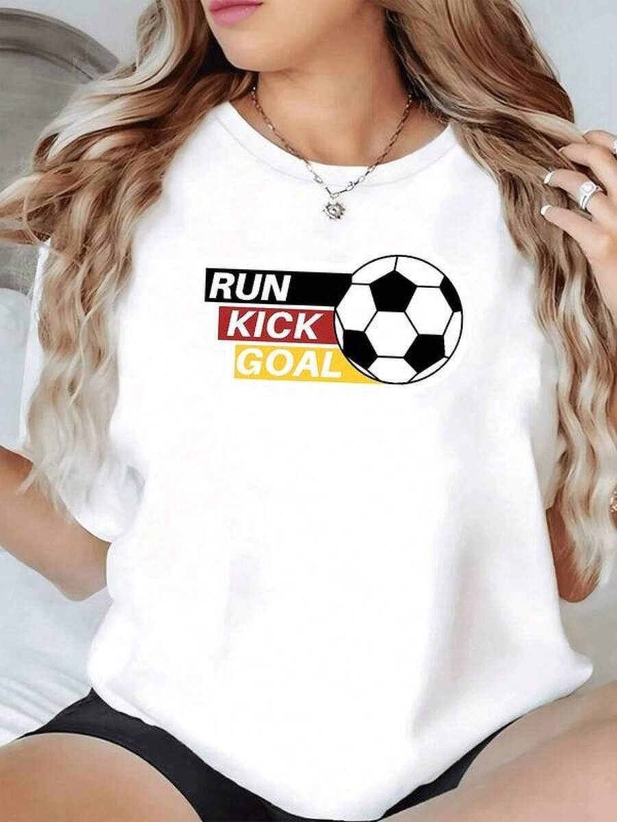 Balón de fútbol rodeado por palabras RUN KICK GOAL que simbolizan energía movimiento y pasión por alcanzar metas personales y deportivas camiseta de mujer casual cómoda para fanáticas del deporte - Negro - Ver 1