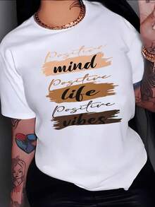 Palabras motivadoras que inspiran confianza y energía positiva con tonos cálidos que transmiten optimismo y fuerza interior camiseta de mujer casual para uso diario elegante y moderna - Blanco - Ver 1