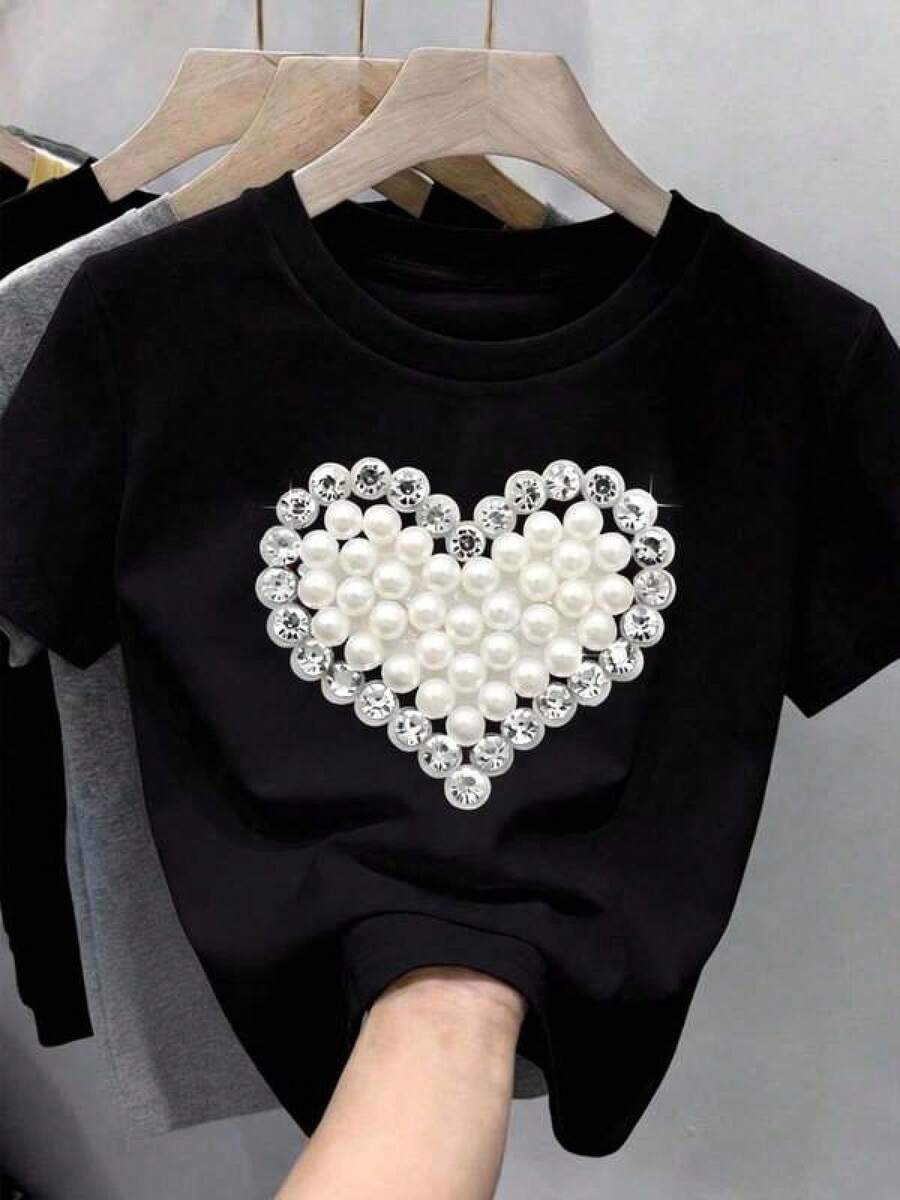 Playera con diseño de corazón con efecto de perlas pero es estampado, casual de mujer, cuello redondo, manga corta, ideal para todos los días, llamativa, moderna, holgada, ideal para tí.2026 - Negro - Ver 1