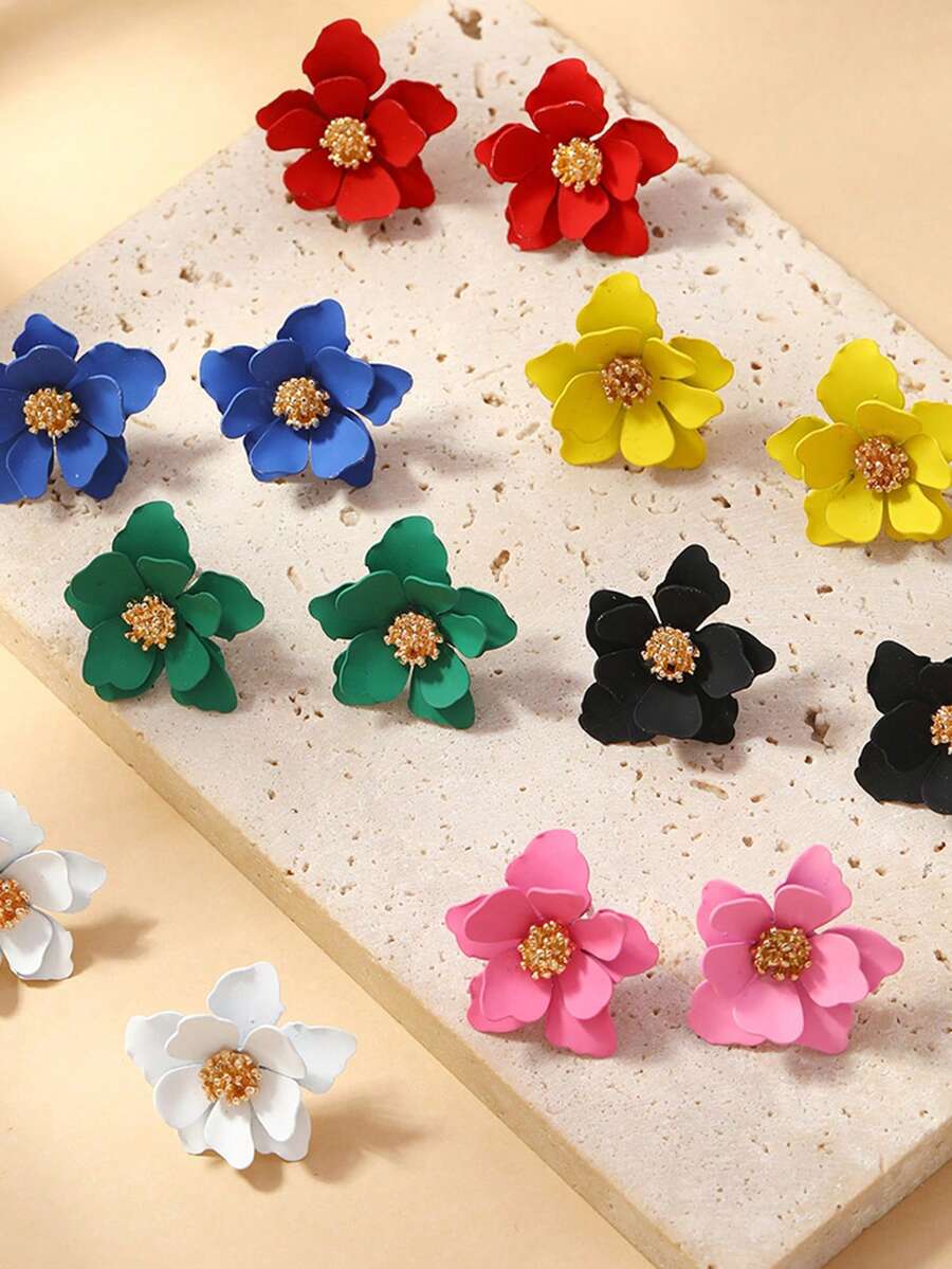 1 Đôi bông tai đinh tán hình hoa cúc nhỏ nhắn, tinh tế, tối giản, nhiều lớp, tạo nên vẻ dịu dàng. - Một cỡ - Xem 1