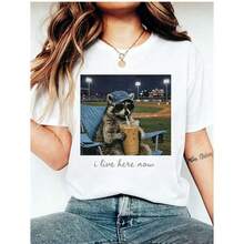 Funny Baseball Tee With Raccoon Design, Here Now Tee, Here Now Tee, Baseball Lover Tee, Funny Baseball Field Graphic Tee, Baseball Fan Gift, Game Day Tee, 4th Of July Apparel For Women, World Cup Game Day Tee, Soft And Lightweight Tee, Easy To Match With All Outfits. Women's 100% Cotton Graphic Tee, Y2K Style, Crew Neck, Loose Fit. - 白色 - 查看 1