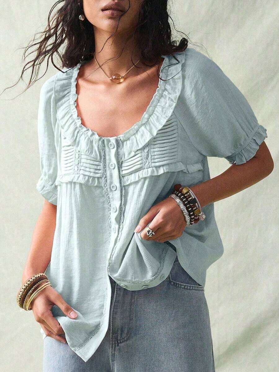 Blusa de verano de mujer con botones frontales, manga corta y volantes en color liso - Celeste - Ver 1