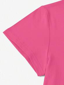 Camiseta de manga corta para mujer, corte regular - Diseño gráfico geométrico 2D con la palabra "Besties" acompañada de patrones de flechas y corazones, diseñada en estilo urbano moderno. |   Diseño Juvenil |   Ropa cómoda y bien ajustada JYNA - Rosa Fucsia - Ver 4