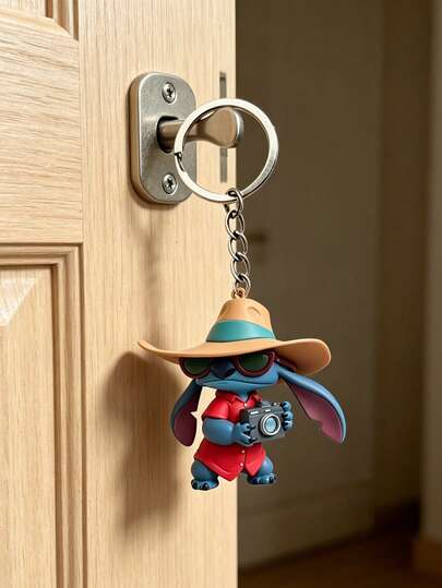  Móc khóa 2D hình nhân vật Stitch của Disney, được tạo hình đáng yêu với chiếc khiên của Stitch và búa của Thor. Được làm từ nhựa resin với móc khóa và dây xích kim loại chắc chắn, phụ kiện vui nhộn này rất thích hợp để gắn vào chìa khóa, túi xách hoặc ba lô, tạo thêm điểm nhấn thú vị cho những vật dụng hàng ngày.