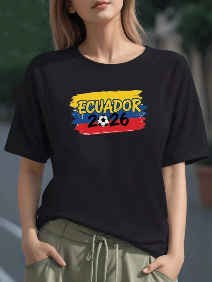Bandera tricolor de Ecuador con un balón de fútbol y el número 2026 que simboliza pasión nacional y energía deportiva camiseta para mujer 100% algodón de gran comodidad y estilo casual - Negro - Ver 1